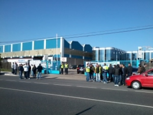 Trabajadores de Armacentro en la entrada de la fábrica. Fuente: chemiespinosa
